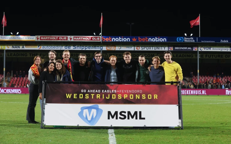 Gedreven en saamhorig.